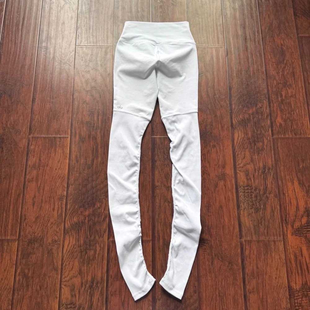 MINT! Alo Yoga Goddess Leggings Sz Small White Ribbed Knit Scrunch Clean Girl